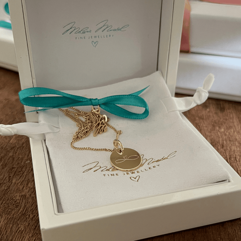 elegante gold kette für Damen. wunderschönes personalisiertes Geschenk für Mama und auch für Oma. mit der Gravur der Kindernamen und engelkinder. handgefertigte Goldkette nach individuellen wünschen in unserer Goldschmiede in Berlin