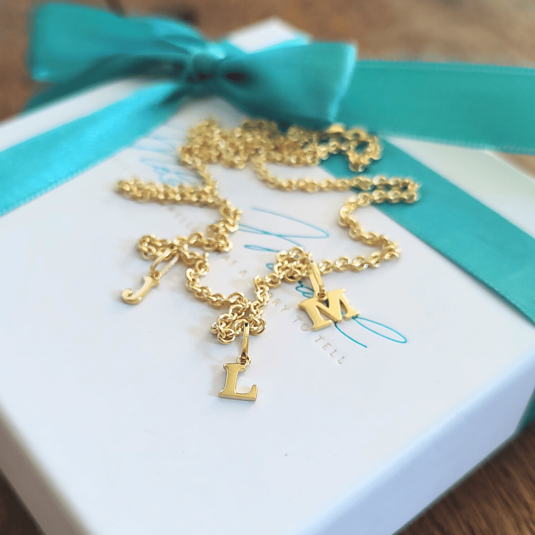 Goldkette 585 Gold mit 3 Initialen, Buchstaben Kette Echt Gold, Goldschmiede Berlin handgefertigt aus 333 Gold, 585 Gold und 750 Gelbgold, Buchstabenkette gold, buchstaben anhänger aus massives Gold 