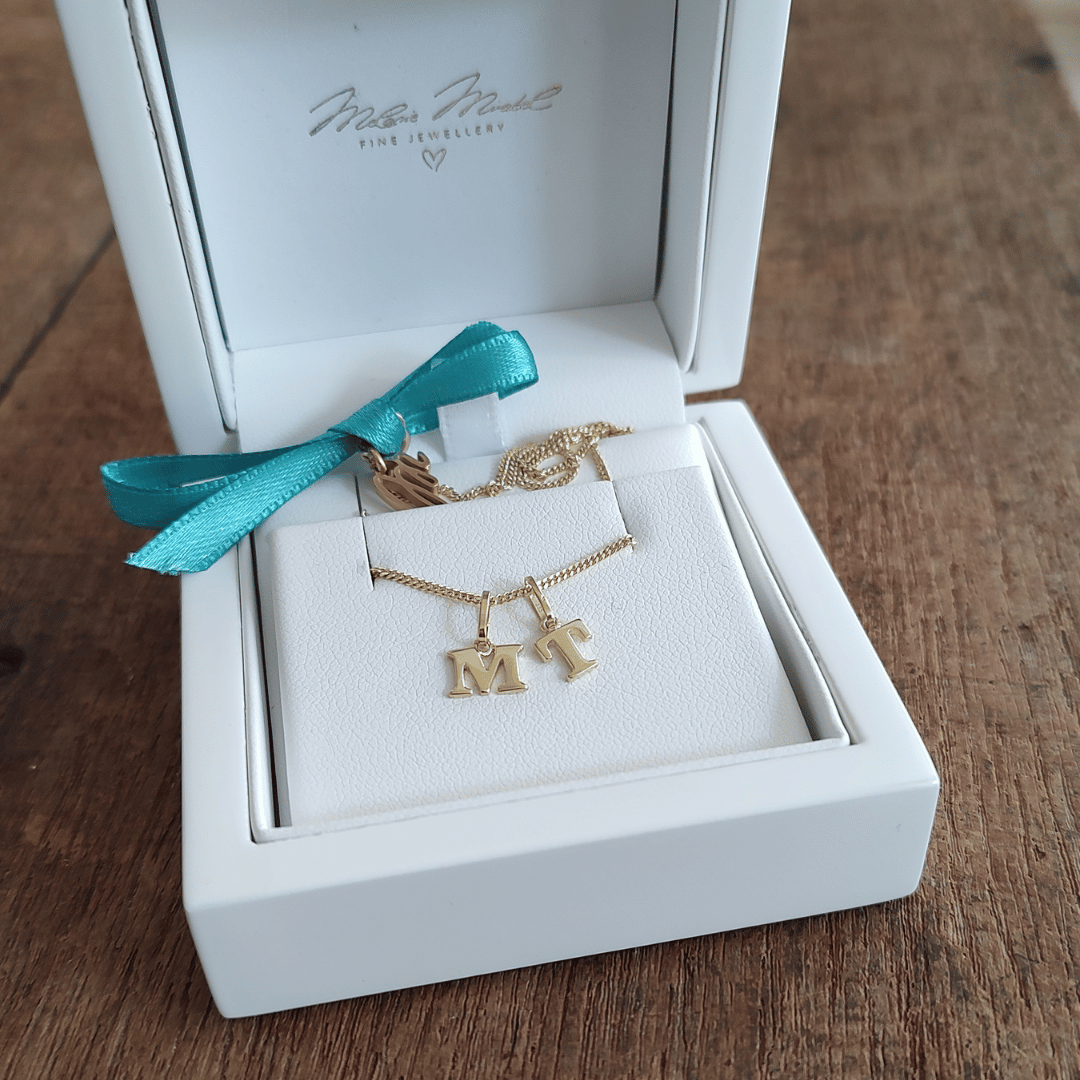 buchstaben kette gold, handgefertigte halskette aus echt gold mit buchstabe, individuell in der goldschmiede in berlin nach eigenen wünschen gefertigt. initialen kette 2 kinder 