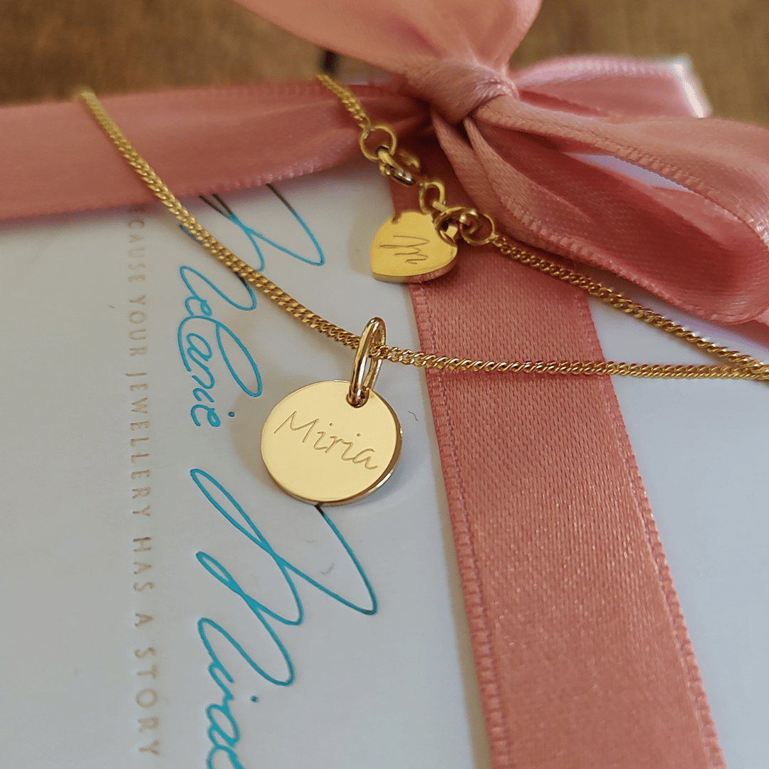Taufkette Gold Mädchen mit Kreuz Anhänger individuell angefertigt in unserer Goldschmiede in Berlin, Taufgeschenk Mädchen personalisiert, Kette zur Kommunion aus Echt Gold, Kommunionskette mit Gravur aus Gold