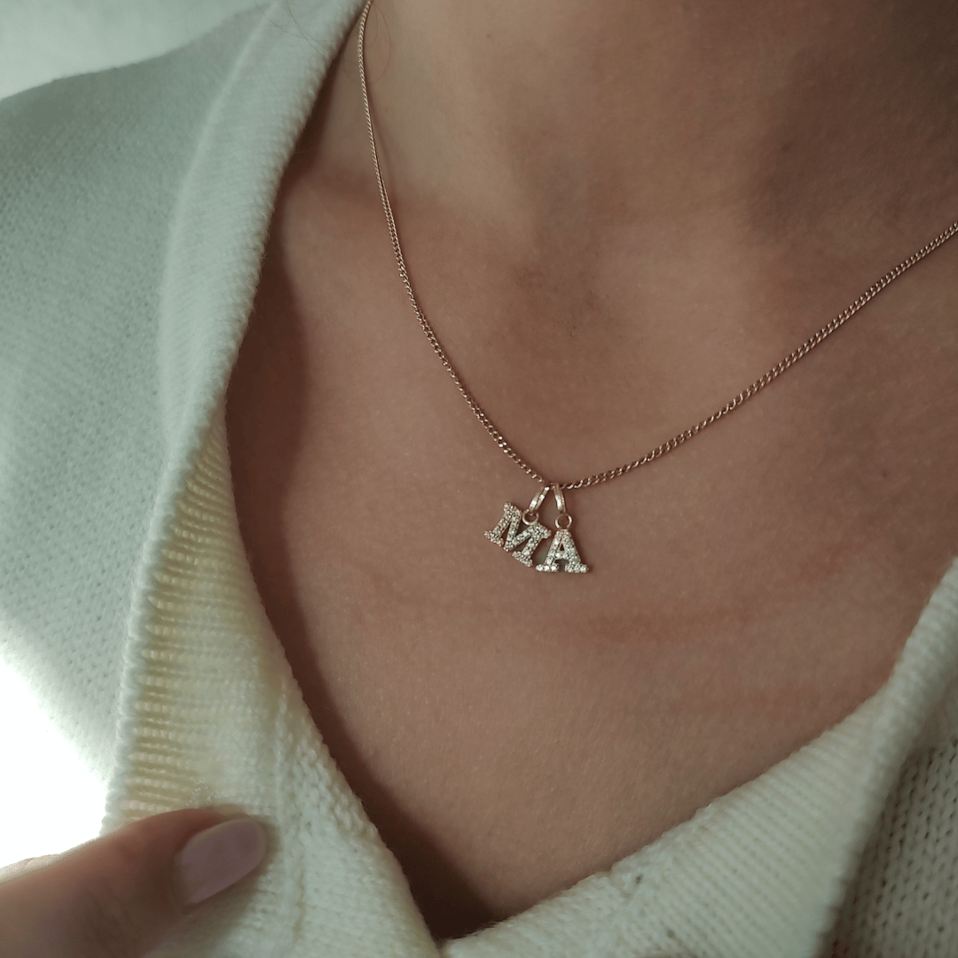 Kette mit zwei funkelnden Buchstaben in 333 Gold – ideal, um zwei Initialen gemeinsam zu tragen. Für die Mama und Freundin ist diese Initialenkette mit 2 Anfangsbuchstaben aus gold ein wunderschönes Geschenk. 