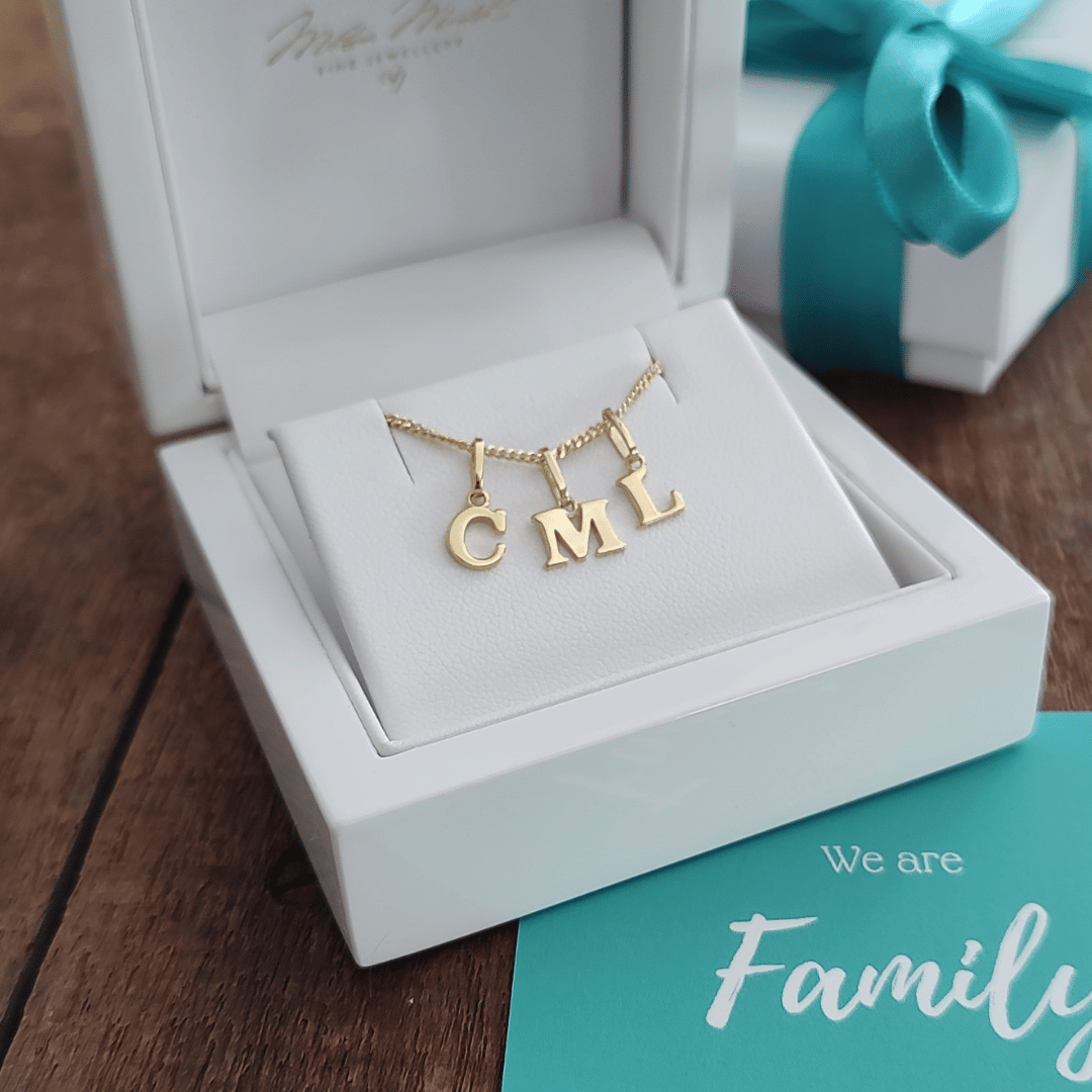 Eine elegante Goldkette mit 3 Initialen-Anhängern aus echtem Gold ist ein wundervolles Geschenk für jede Mama um ihre Kinder immer nah am Herzen zu tragen. Handgefertigt in unserem Berliner Atelier