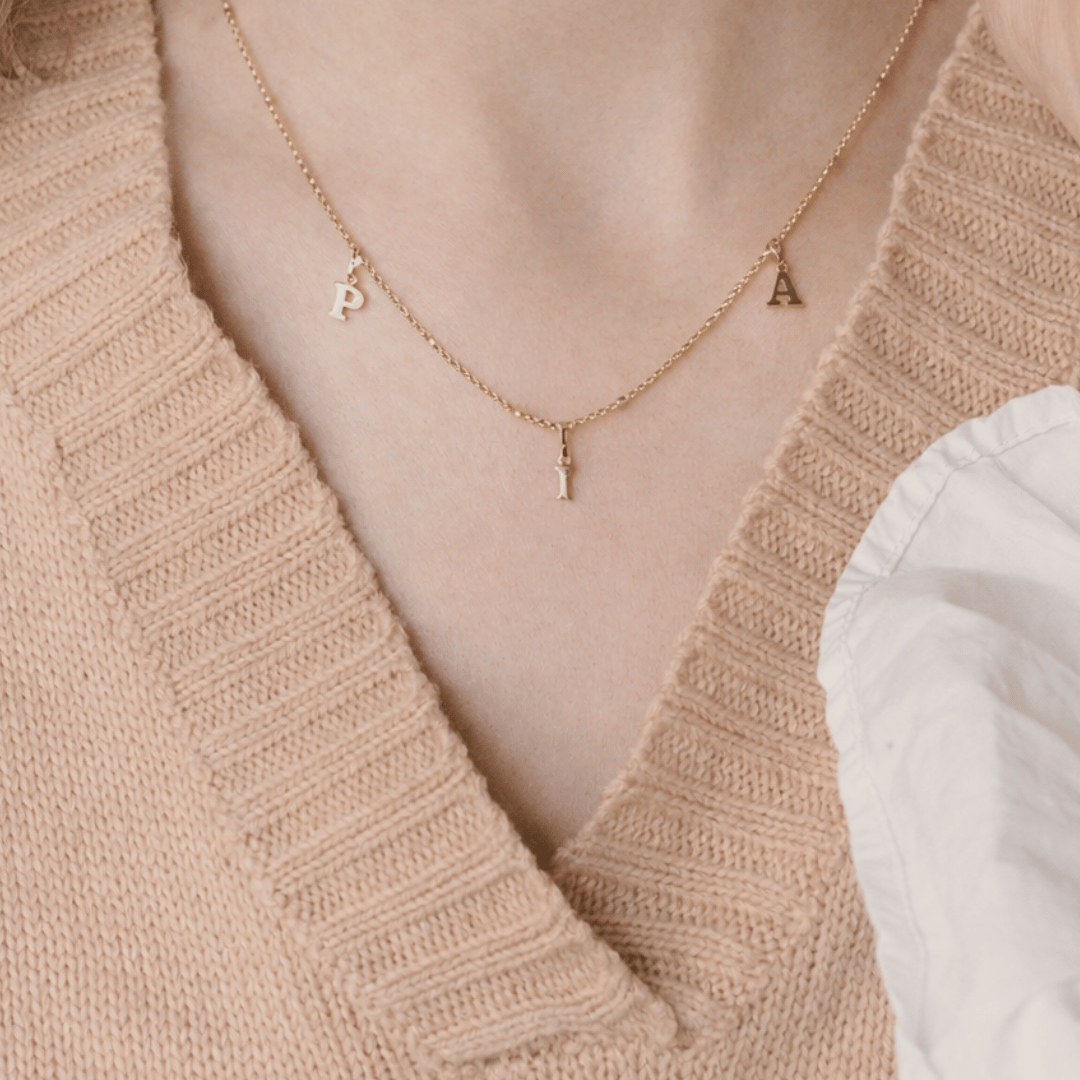 Goldkette mit 3 initialen der famile, echt goldkette 333 gold mit buchstaben, buchstaben kette 585 gold fein und elegant, handgefertigt in unserer goldschmiede nach deinen wünschen in berlin 