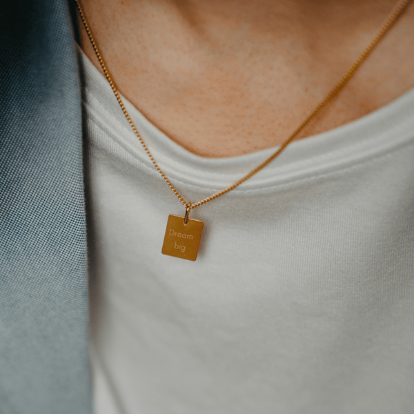 namenskette junge, Taufkette junge, elegante halskette aus echt gold für Jungs, jugendliche, 14 jährige, Männer und Herren, die minimaoistischen schmuck bevorzugen. elegant, stilvoll und modern ist die gold kette mit Buchstaben