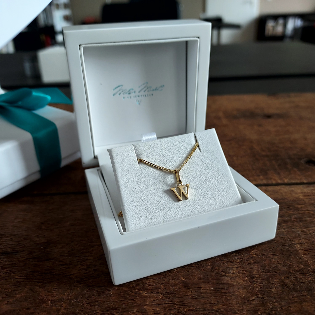 gold kette mit buchstabe handgefertigt in berlin von melanie mirabel, buchstaben kette 585 gold für damen