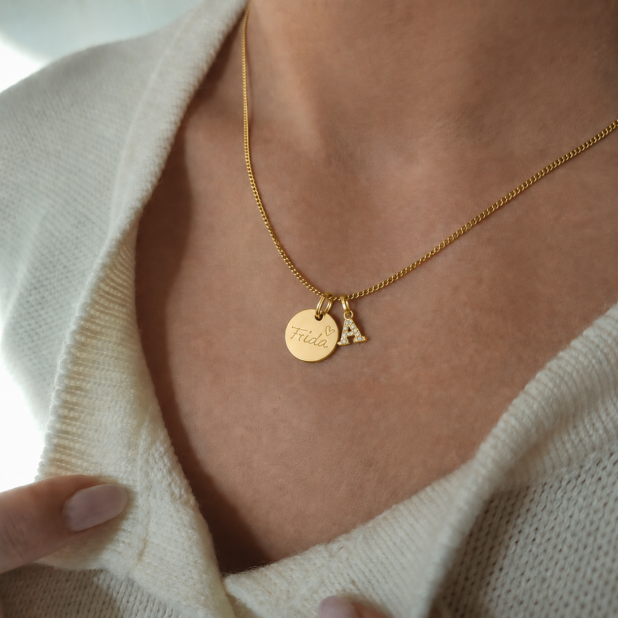 Buchstaben kette gold, gold kette für damen, kette mit buchstaben in gold für meine ehefrau, geschenk zur geburt, individuelles geschenk persönlich für mama zur geburt, mamakette mit namen des baby, buchstaben anhänger gold, geburtskette mit gold mit persönlicher gravur, 