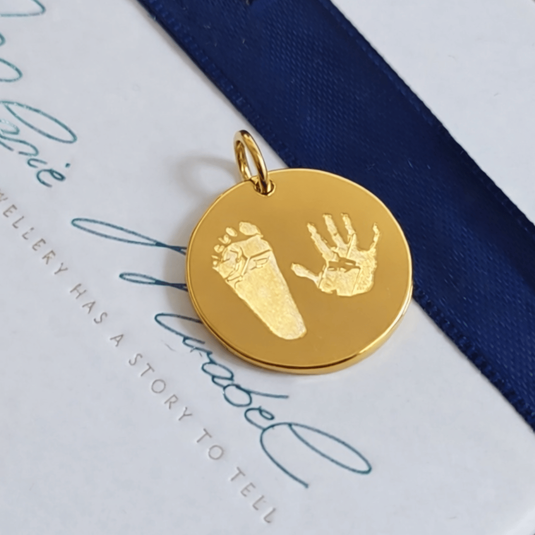 Anhaenger Gravurplatte Rund gold mit baby fussabdruck,  Ketten Anhänger massives gold für Herren mit Gravur Handabdruck, Herrenschmuck Runde Anhänger kaufen, gold Anhänger mit Gravur für männer, halskette mit Gravur plattefür papa zur geburt baby