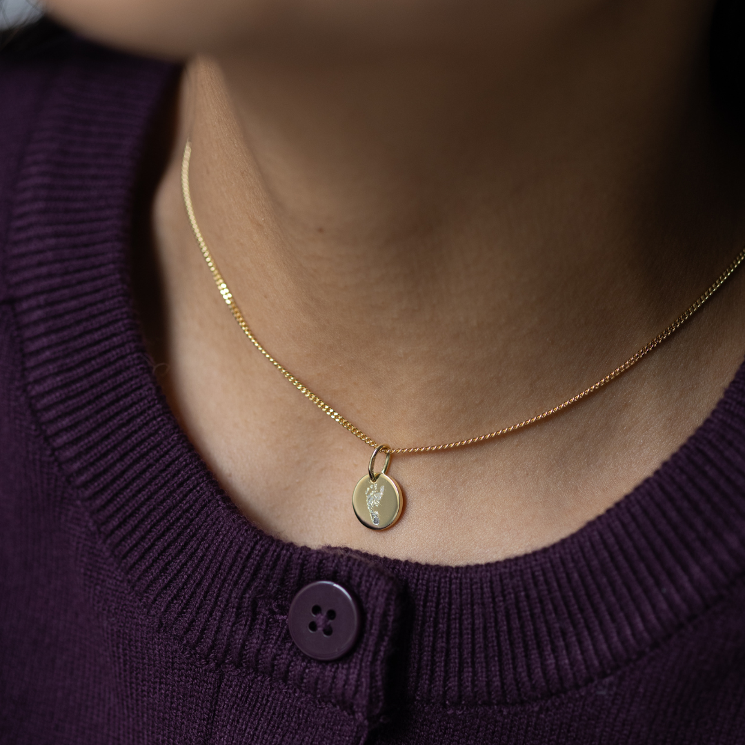 gold kette mit kleinen gravur anhänger, goldene halskette mit gravur baby fussabdruck, schmuck zur geburt mit fussabdruck vom baby, namenskette für mama mit namen der kinder