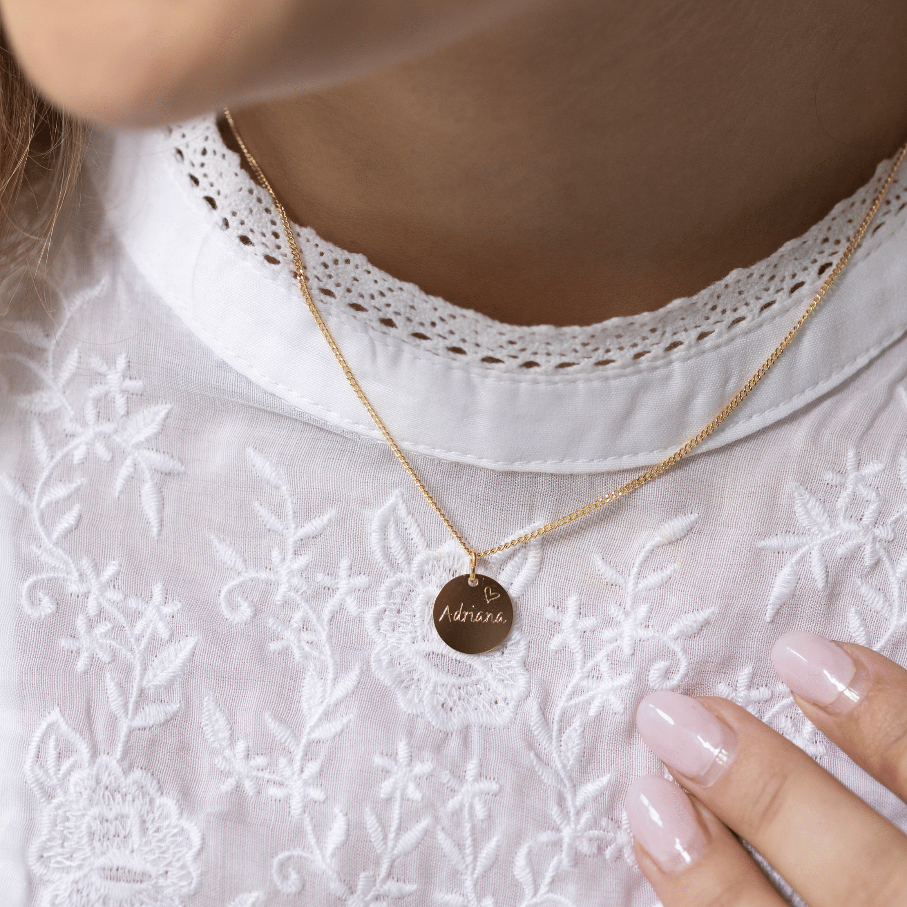 plättchen kette gold mit kleinen gravur anhänger, zarte halskette mit gravur für damen, gold kette mit namen und persönlicher gravur