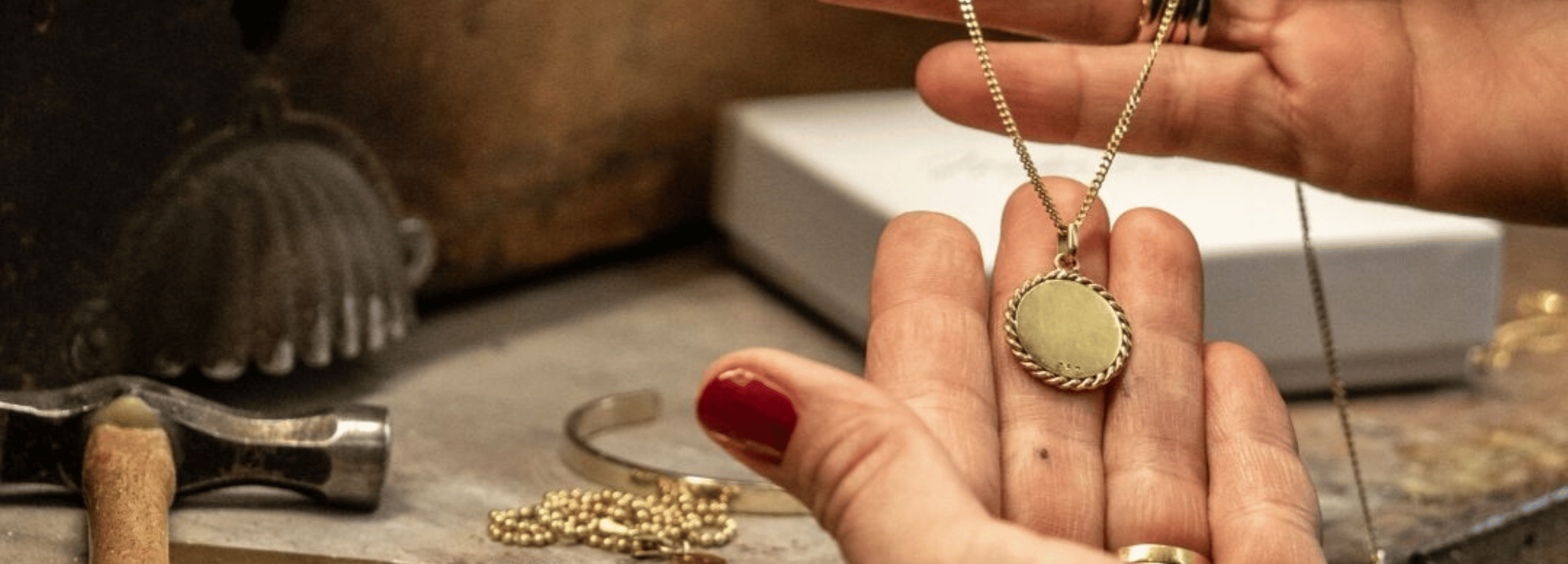 Gold Schmuck, personalisierte Gold Kette mit Gravur individuell gefertigt nach kunden wünschen in unserer Goldschmiede in Berlin 