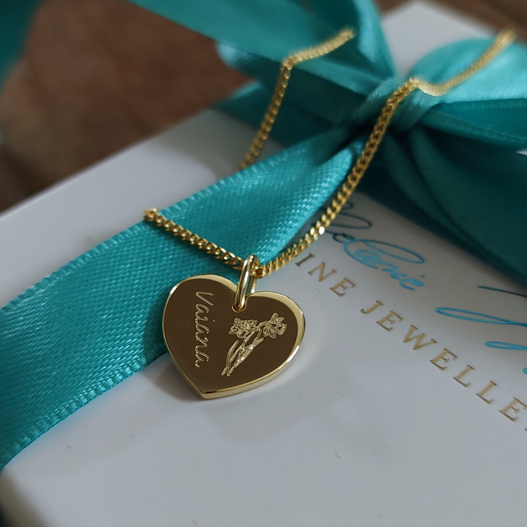 Gold kette personalisiert mit Herz Anhänger, herz kette gold für meine ehefrau mit gravur, Namenskette mit geburtsblume als Gravur, kette mit herz für meine freundin, herzkette gold mit individueller gravur, kette zur geburt baby mit kindernamen, namenskette für mütter gold mit baby kinder name
