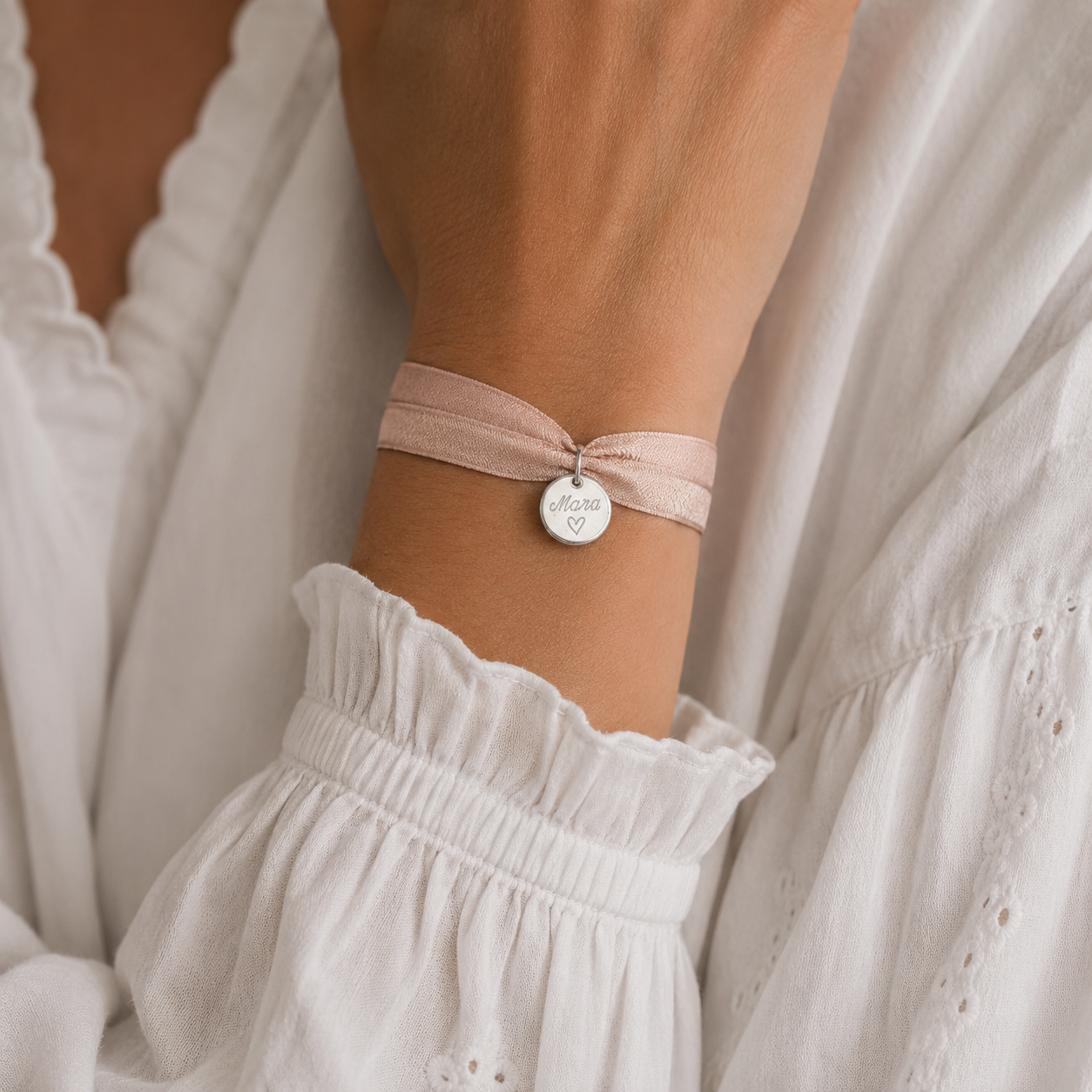 BONHEUR Plättchen Armband mit farbigen, elastischen Band