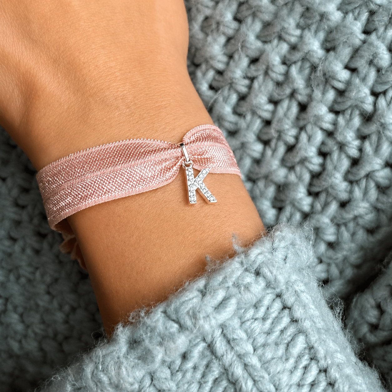BONHEUR Buchstaben Armband mit farbigen, elastischen Band