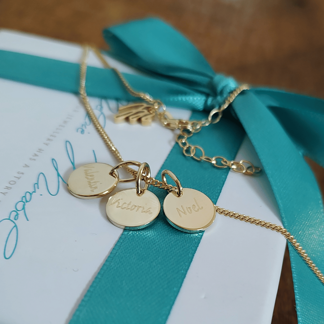 Detailansicht - Namenskette mit dem Kindernamen ist in bedeutungsvolles Geschenk zur Geburt, das eine Mama jeden Tag begleitet. Erhältlich in 925 Silber, vergoldet und Echtgold. Die zarte Gravur macht jedes Schmuckstück zu einem persönlichen Unikat. Handgefertigt in Berlin 