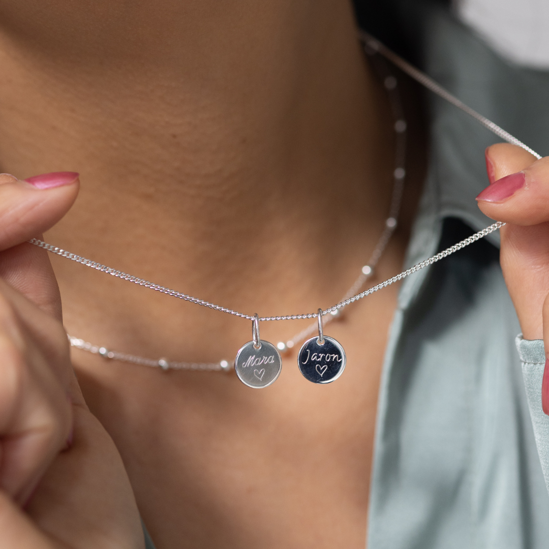 Personalisierte initialenkette für mama mit 2 kindern. Bestseller Geschenk für frischgebackene Mamas, die ihre Familie stolz am herzen tragen mag. 