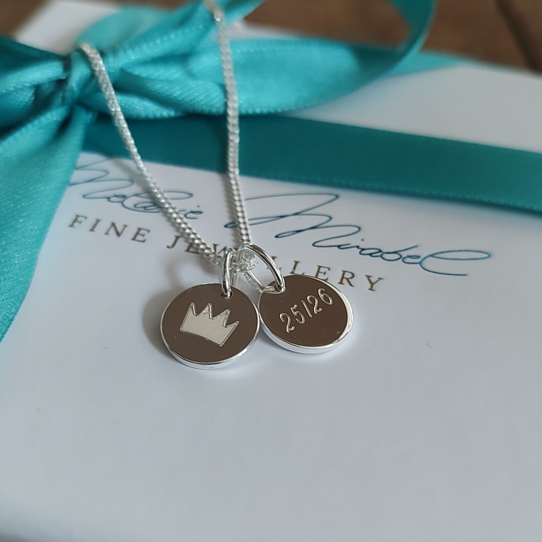 kette zur geburt mit gravur, mamakette mit name unseres baby, geburtskette mit gravur als geschenk für die mama, geschenk für meine ehefrau mit persönlicher gravur, initialenkette mit 2 gravur plättchen