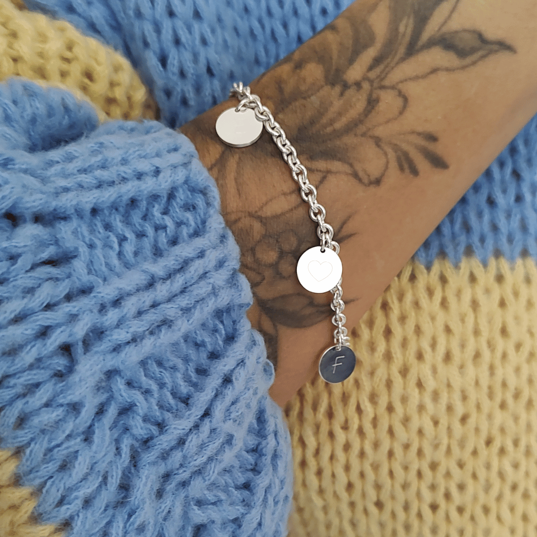 Familienarmband silber mit gravur plättchen, initialen armband mit kleinen anhänger gravur initialen der familie, namensarmband für mütter mit namen der kinder, armband für oma mit namen enkelkinder, namensarmband zur geburt mit baby fussabdruck