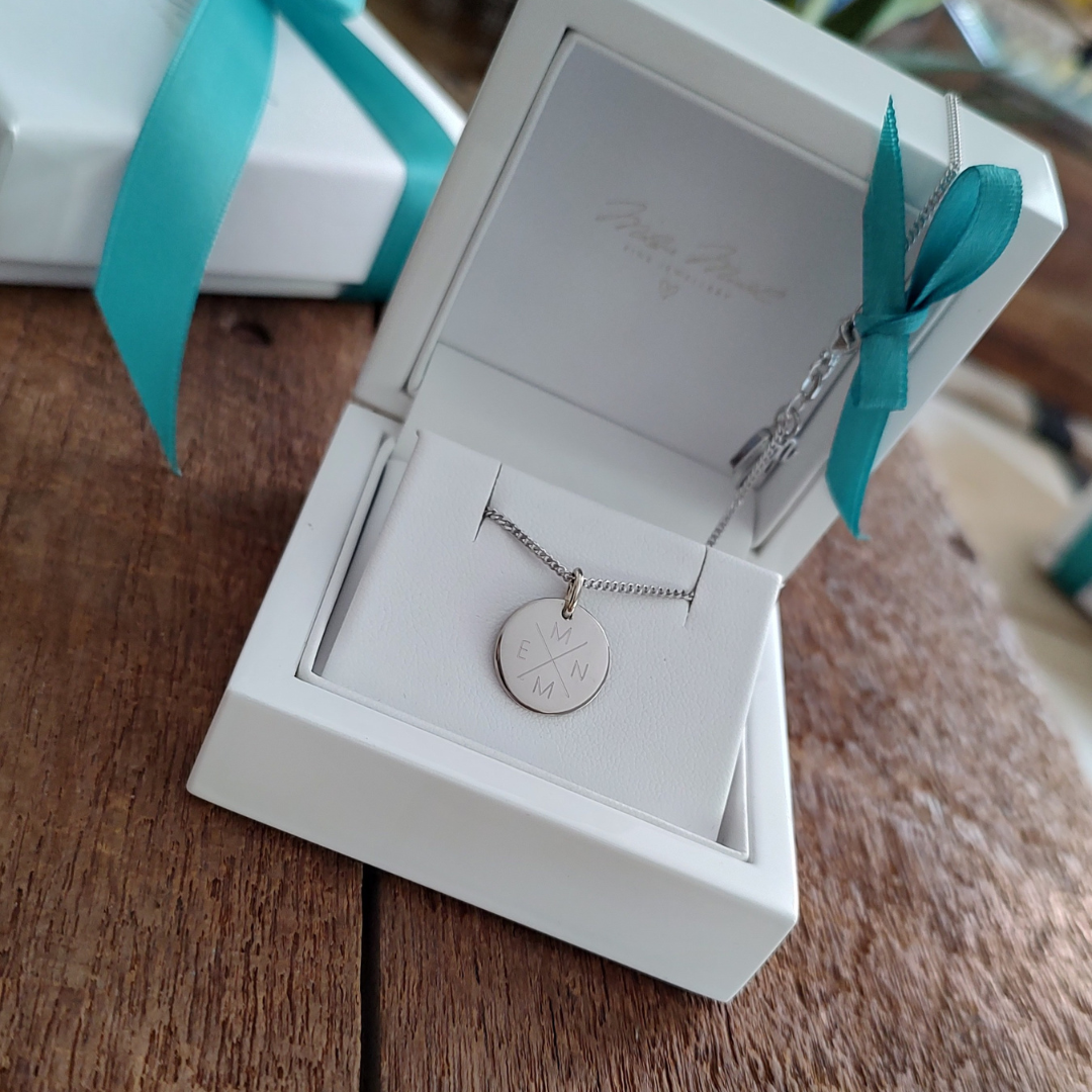 Gold Kette mit Buchstabe 750 Weiss Gold, Buchstaben Kette Weiss Gold 585, Gold Kette mit Gravur 18 Karat, 14 Karat Kette mit Buchstabe