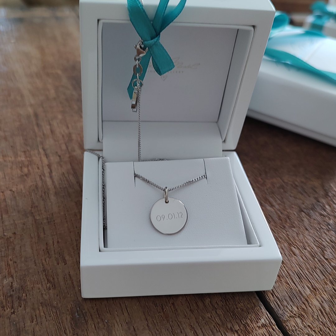 Gold Kette mit Buchstabe 750 Weiss Gold, Buchstaben Kette Weiss Gold 585, Gold Kette mit Gravur 18 Karat, 14 Karat Kette mit Buchstabe