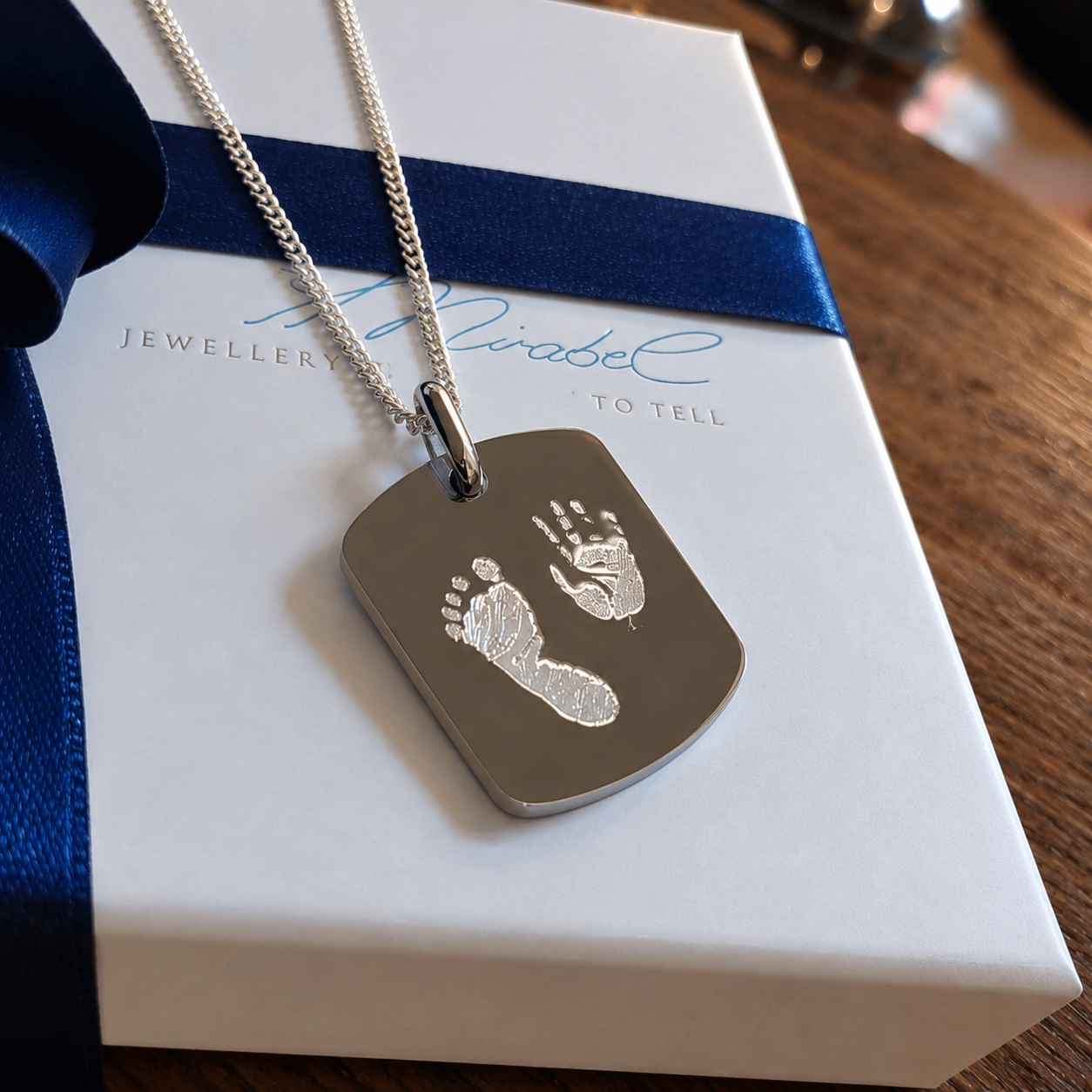 Herren Schmuck mit Gravur baby füsse, Männer Kette zur Geburt unseres Kindes, Männerkette Silber mit Baby Fussabdruck Gravur, Geschenk für Männer zur Geburt des Babies, silberkette Schmuck zum Vatertag, Herrenkette 925 Silber mit persönlicher Gravur handgefertigt in Berlin Goldschmiede