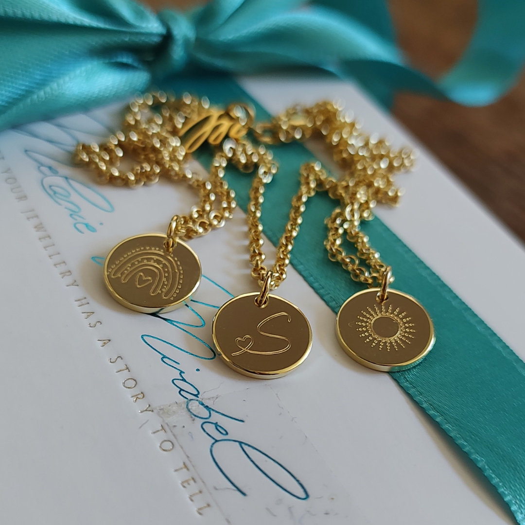 Meine 1. Familienkette mit drei kleinen Gravur-Anhängern, getragen als Geschenk zum Schulabschluss oder Abitur. Ein Schmuckstück dass Eure Tochter in die nächsten Lebensphase begleitet, ins Auslandsjahr oder wenn sie nach dem Abitur ins Studium geht, als Erinnerung an zuhause und ihr Familie