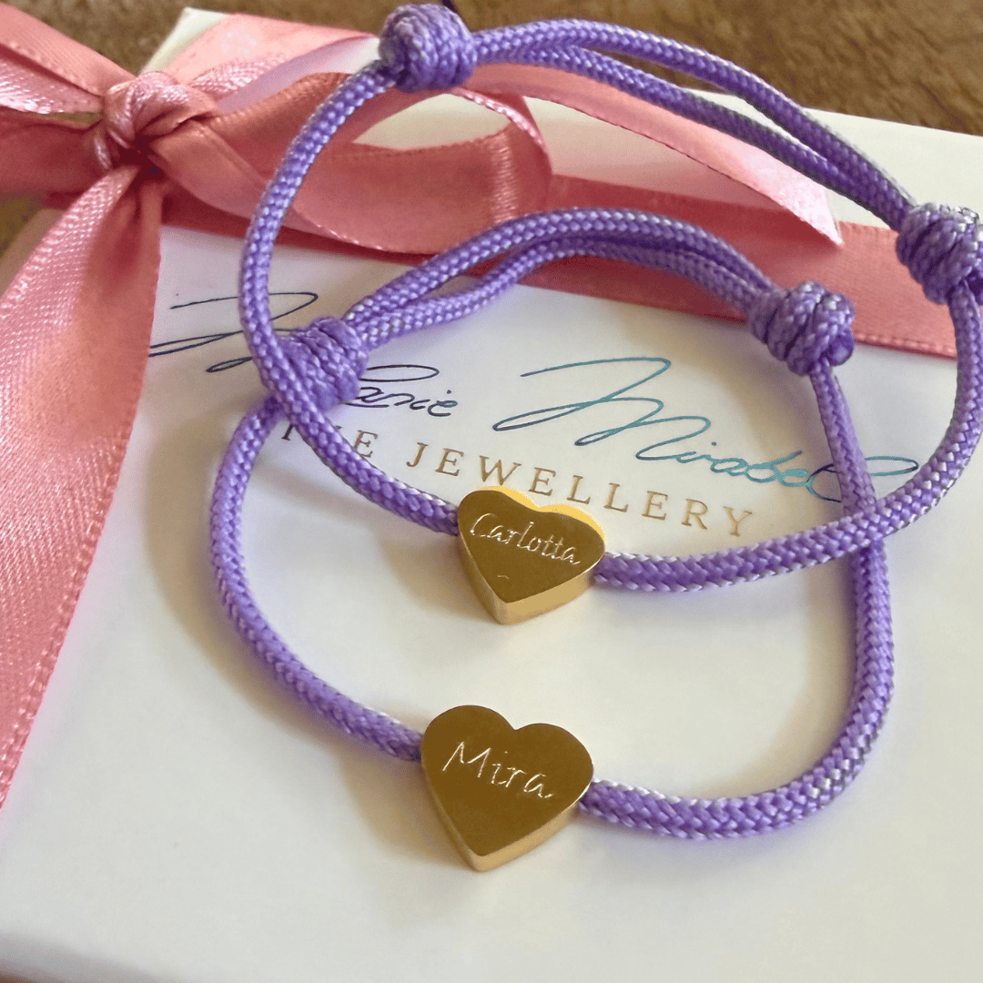 Personalisiertes Nylon Armband mit Herz Anhänger als Mutter-Tochter-Geschenk – liebevoll gestaltete Mama Tochter Armbänd ermit Gravur als Symbol der Verbundenheit.
