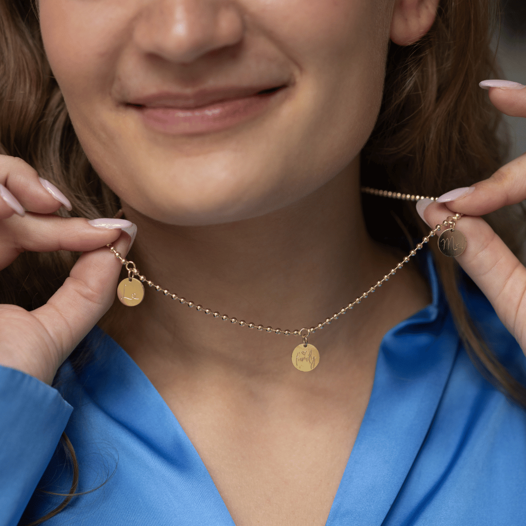 namenskette für mädchen gold, gravur kette für tochter, intialen kette mit plättchen für mädchen in gold geschenk von mama für die tochter, gold kette für mädchen geschenk von mama, mutter tochter ketten, mama tochter schmuck 