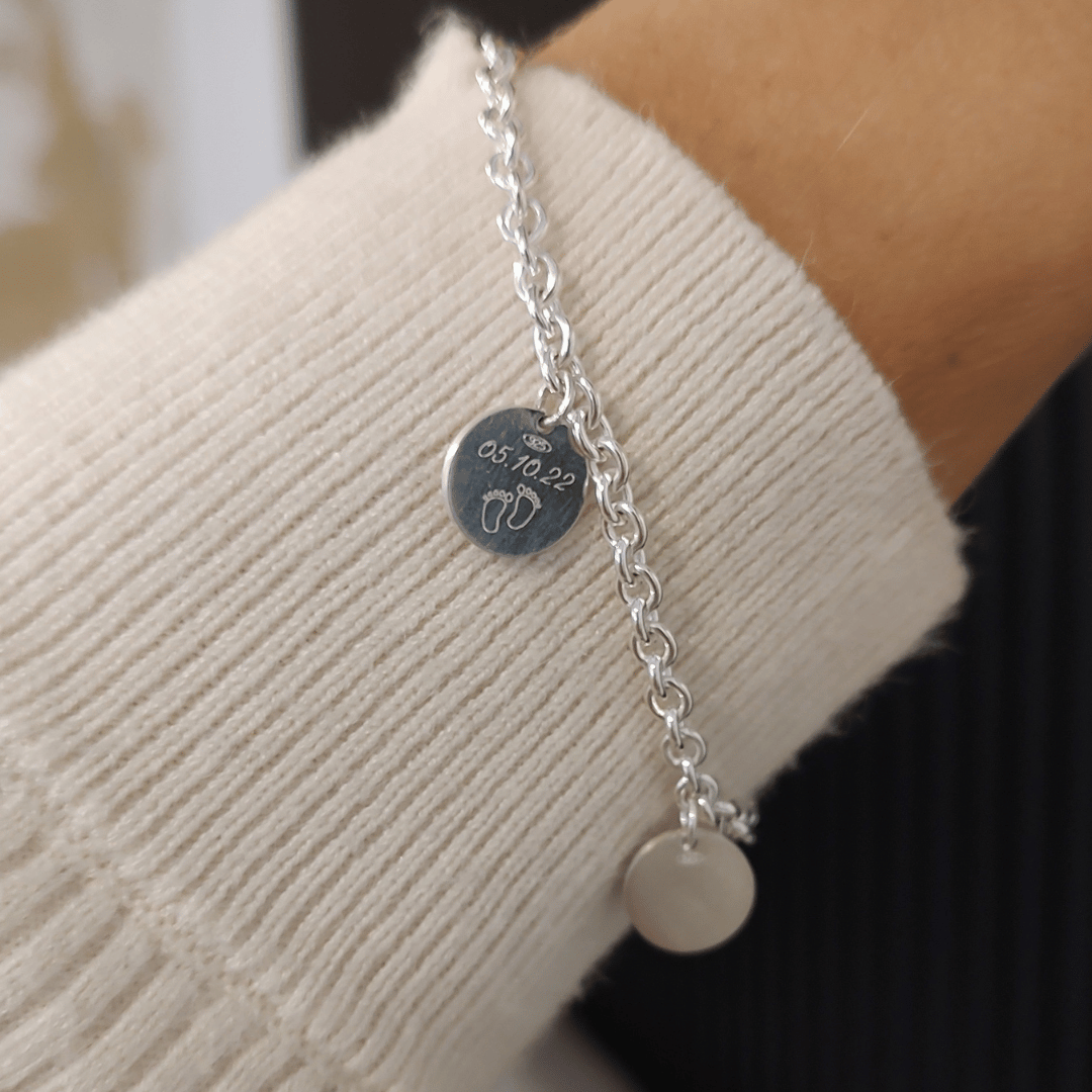 Familienarmband silber mit gravur plättchen, initialen armband mit kleinen anhänger gravur initialen der familie, namensarmband für mütter mit namen der kinder, armband für oma mit namen enkelkinder, namensarmband zur geburt mit baby fussabdruck