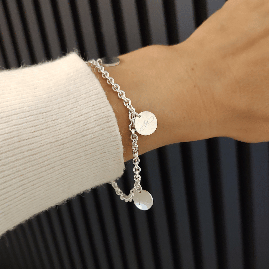 Familienarmband silber mit gravur plättchen, initialen armband mit kleinen anhänger gravur initialen der familie, namensarmband für mütter mit namen der kinder, armband für oma mit namen enkelkinder