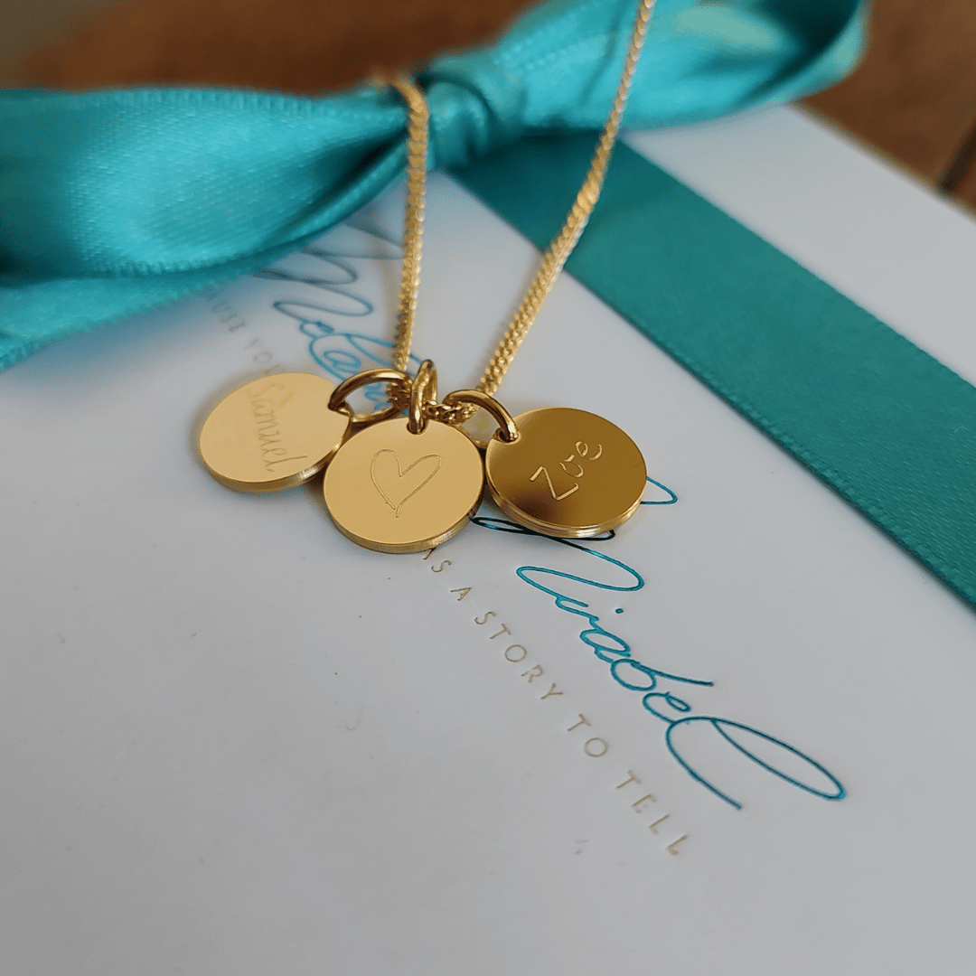 Goldene Namenskette mit dem Namen des Kindes, ein persönliches Geschenk vom Papa an die Mama zur Geburt. Die Gravur wird von Hand in unserer Goldschmiede gefertigt. Ein Schmuckstück, das den schönsten Tag im Leben der Familie für immer festhält.