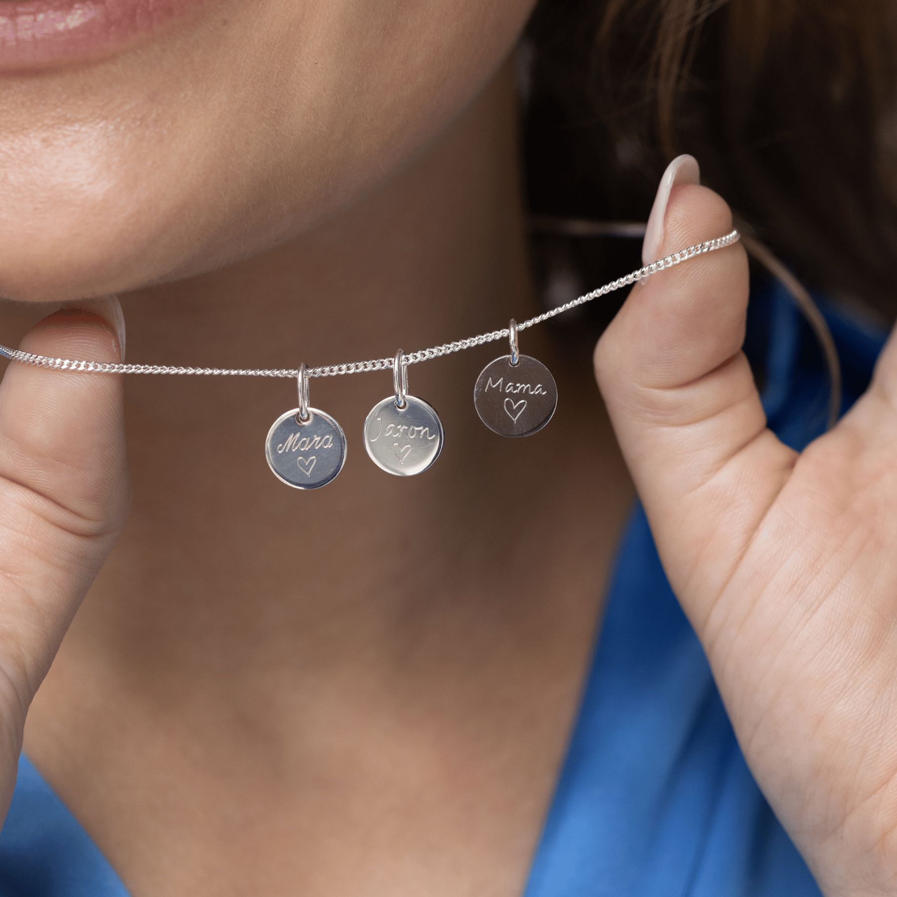 Familienkette mit drei Gravur-Plättchen für Mamas mit mehreren Kindern, ein beliebtes Geschenk zum Geburtstag, zur geburt und Hochzeitstag. Jedes Plättchen trägt einen eigenen Namen oder eine eigene Initiale. Handgefertigt in unserem Berliner Atelier aus recyceltem silber und Gold.