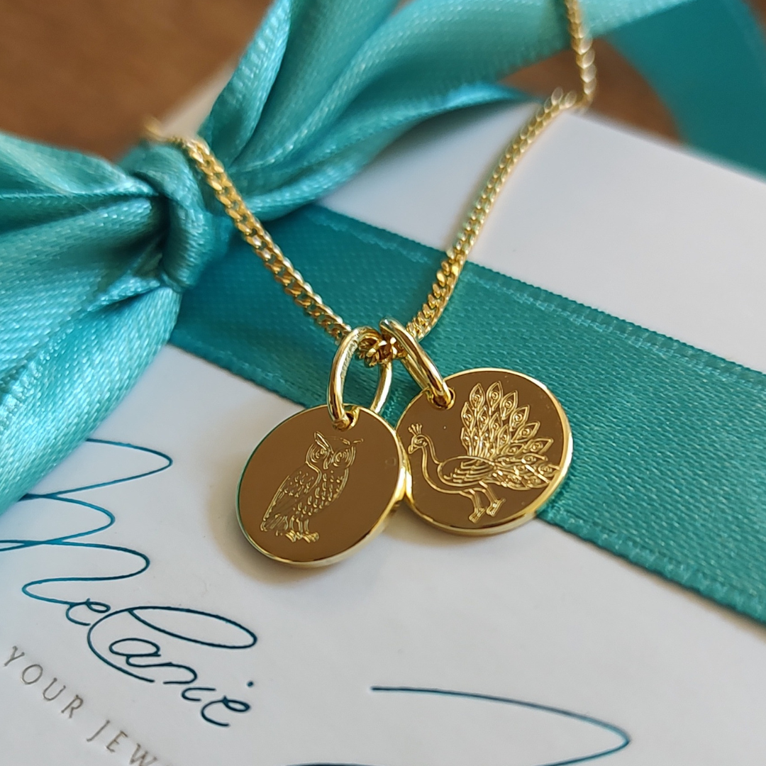 Detailansicht unser beliebtesten Kette für Mütter personalisiert mit individuellen Gravuren und Symbolen die der Mama viel Bedeuten. Wunderschönes Geschenk für Mama und Ehefrau, um zu einem besonderen Tag - ob Geburt, Hochzeitstag oder Muttertag - etwas wertvolles und bedeutungsvolles zu schenken. 