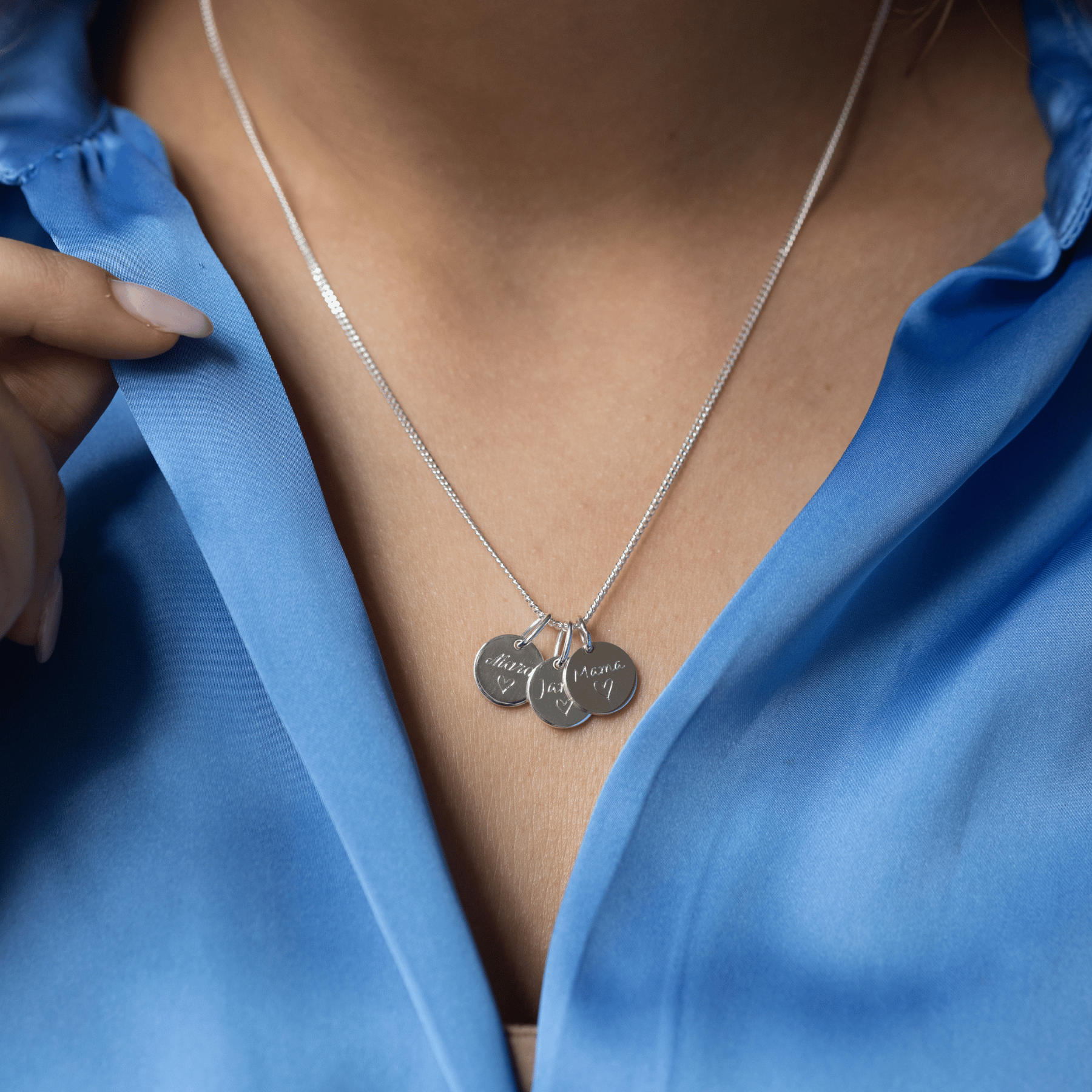 namenskette mit gravur der namen und initialen der kinder, plättchen kette mit gravur in silber für mama, buchstaben kette individuell gestaltet mit persönlichen gravuren