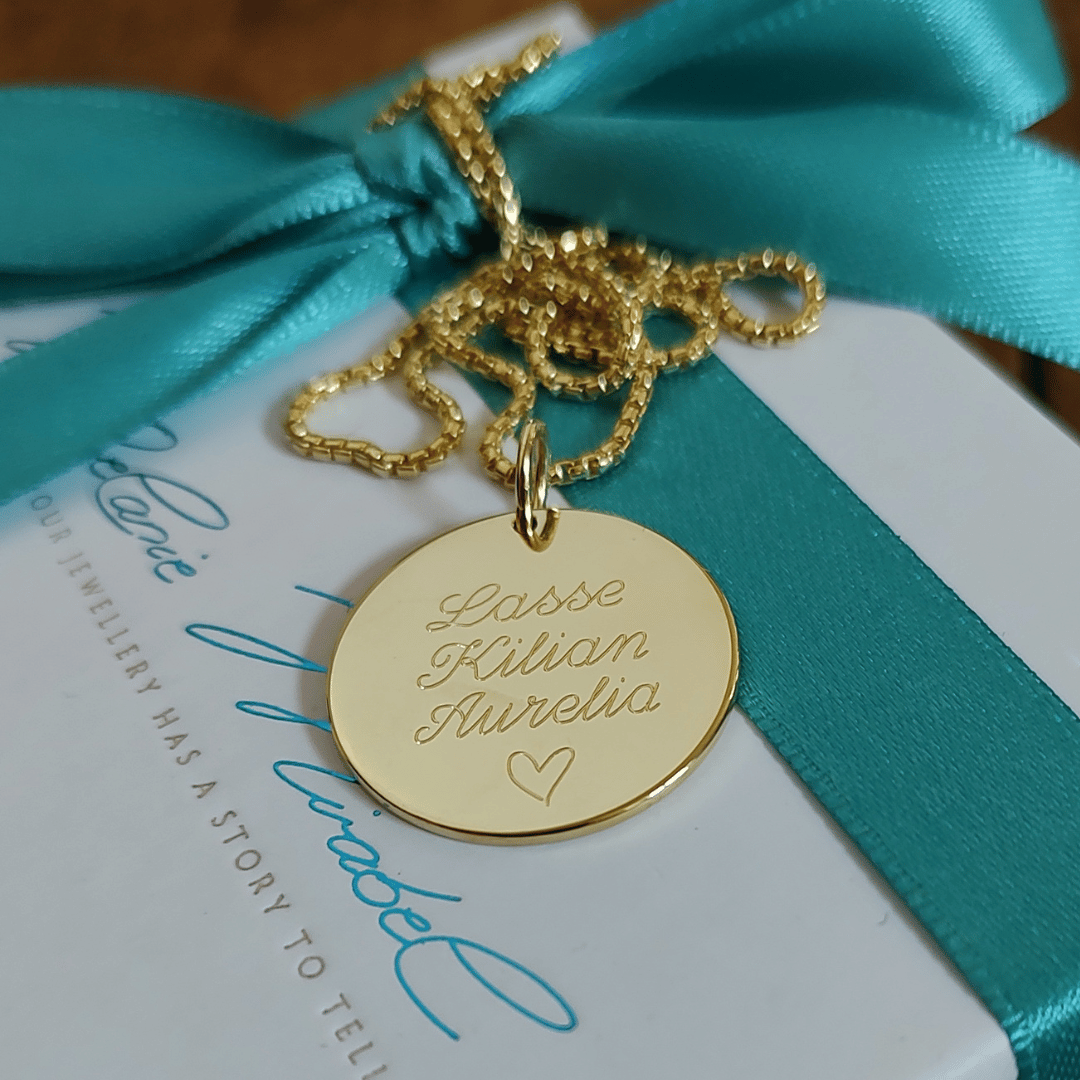 halskette mit grossen Gravur anhänger, plättchen kette gold mit namen der kinder, namenskette für mama mit 3 kinder, initialen kette mit namen der familie, kette personalisiert mit gravur