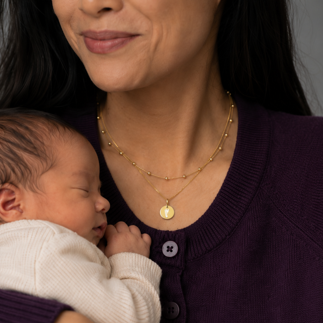 gold kette personalisiert mit baby fussabdruck, namenskette für mütter, geschenk zur geburt mit baby fussabdruck gravur, goldkette mit buchstabe für mama zur geburt