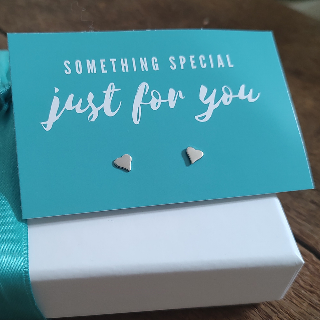 kleine zarte Herz Ohrstecker in silber und gold. Geschenk zur Taufe Mädchen, kleines Geschenk für die Schultüte, Schmuck zur Einschulung, Schmuck für Mädchen, Schmuck Kommunion Mädchen