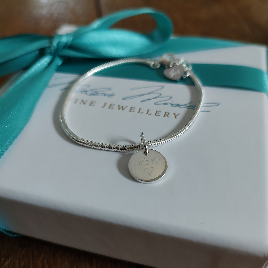initialen armband gold damen, namensarmband mit buchstabe gold, goldenes armband mit plättchen, plättchen armband gold mit gravur, namensarmband für mütter, individuell gravierten Initialen Armbänder für Paare und Freundschaften, Buchstabenarmband, armband initialen familie, charm armband, Memory Charms Armband