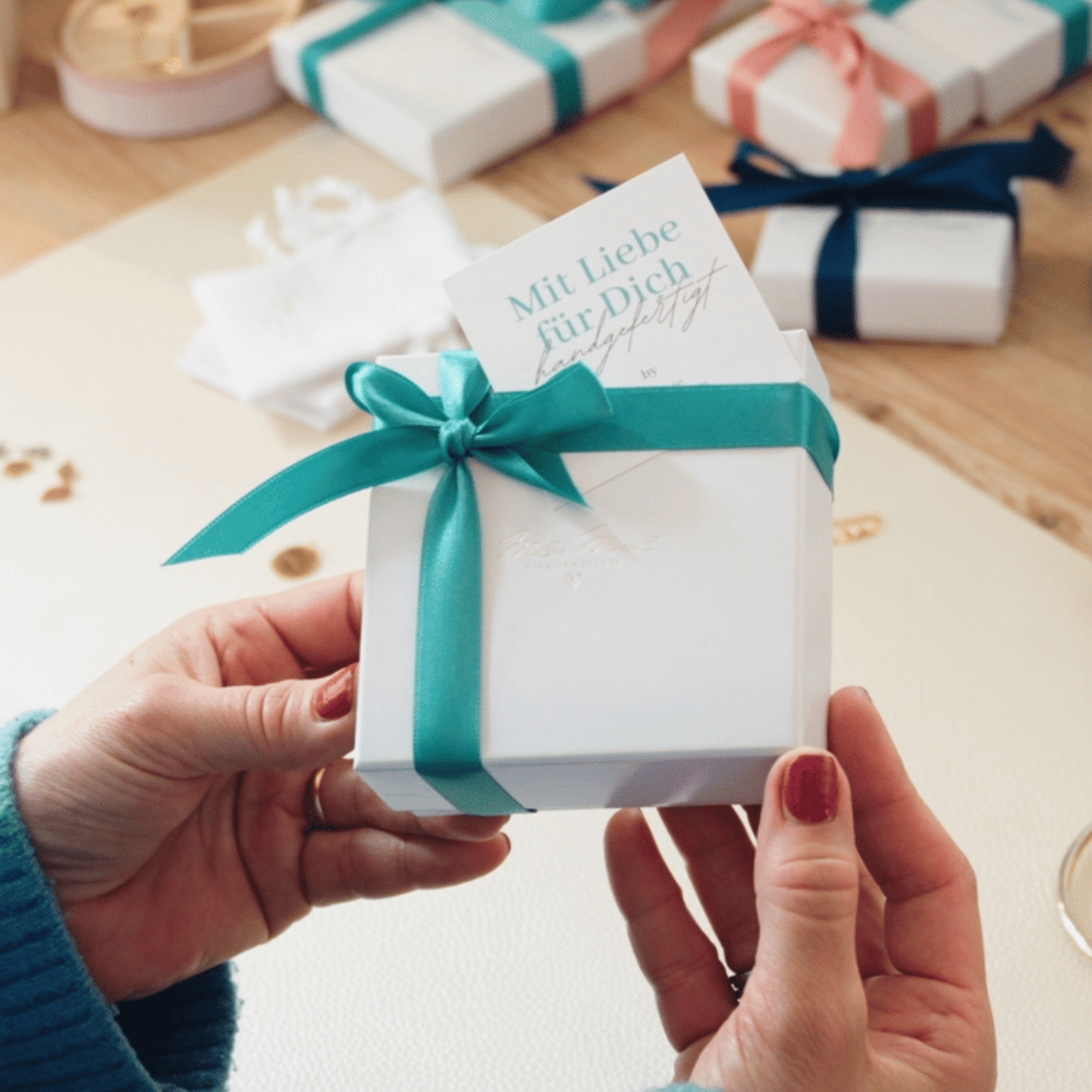 Personalisierte Schmuckstücke von Melanie Mirabel, liebevoll gestaltet handgefertigt in unserem Berliner Atelier für besondere Momente - aus 100% recycelten Gold und Silber aus Deutschen Scheideanstalten. 