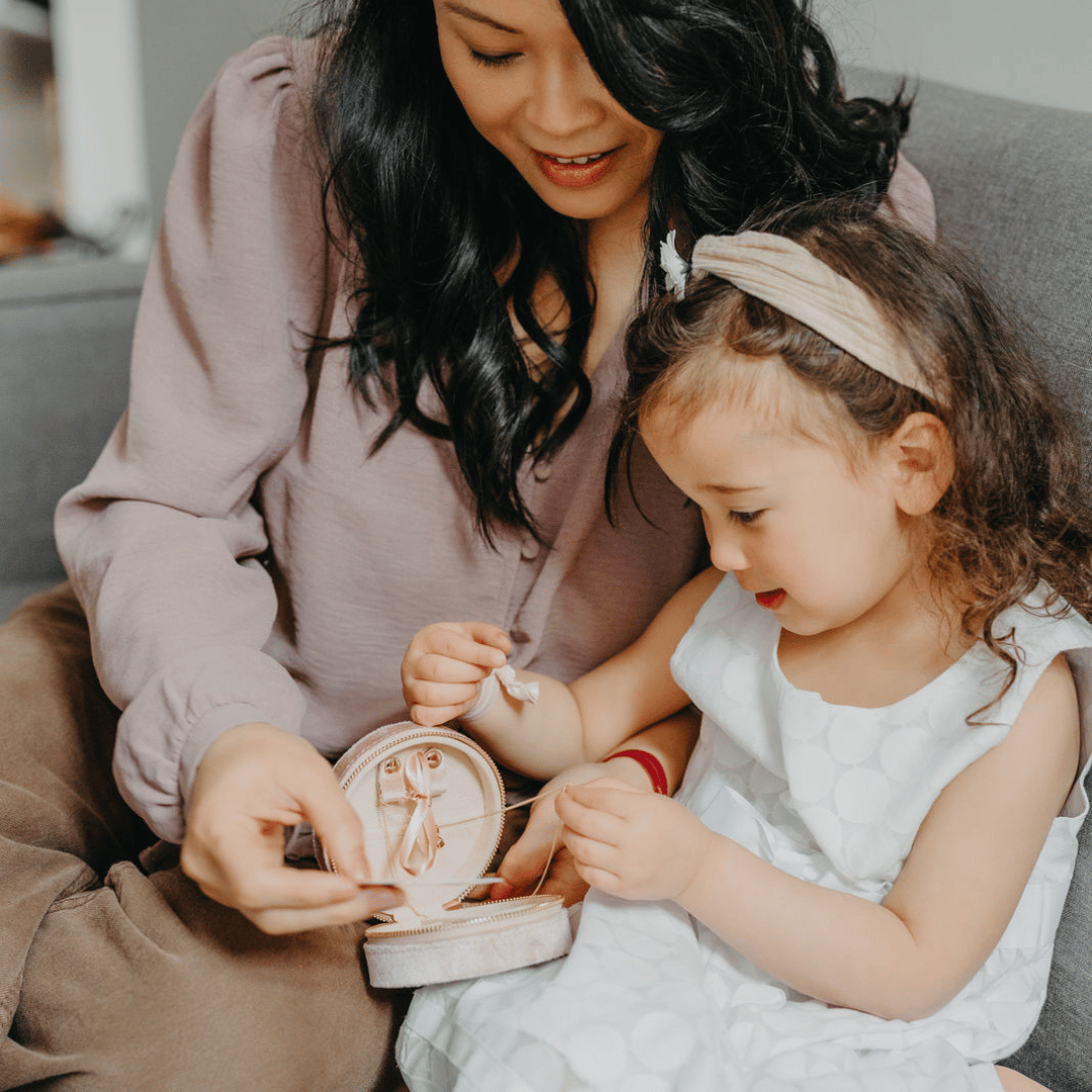 travel box klein rund, schmuck Etui rosa für Mädchen, Schmucketui rund mit weichen Velours, Taufgeschenk für Mädchen, Geschenk zur taufe 