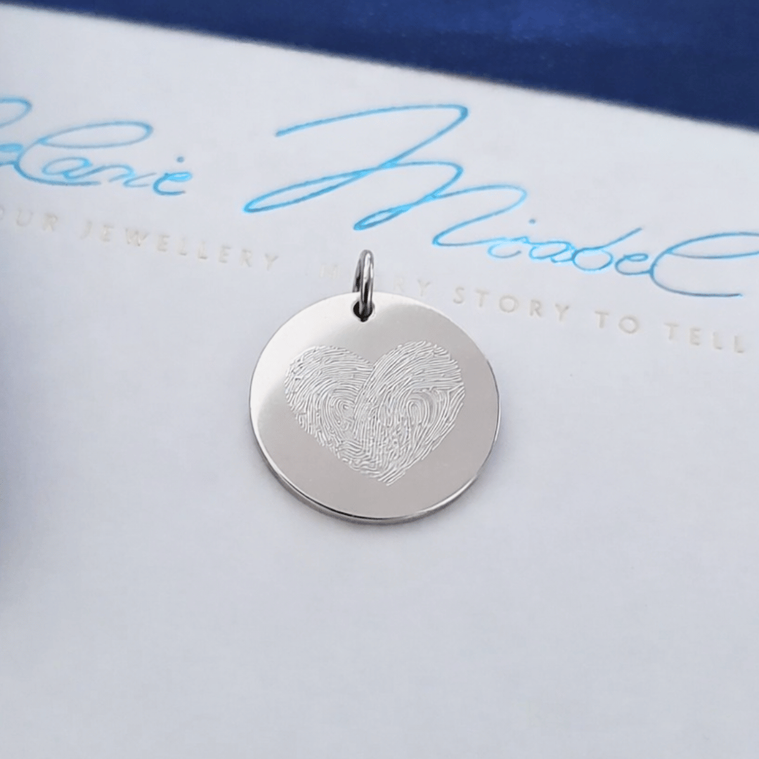 Anhaenger Gravurplatte Rund Silber 925 Schmuck mit 2 Fingerabdrücken in Herzform, Ketten Anhänger massives Silber für Herren mit Gravur, Silber Herrenschmuck Runde Anhänger kaufen, silberner Anhänger mit Gravur für männer, halskette mit Gravur für partner, 