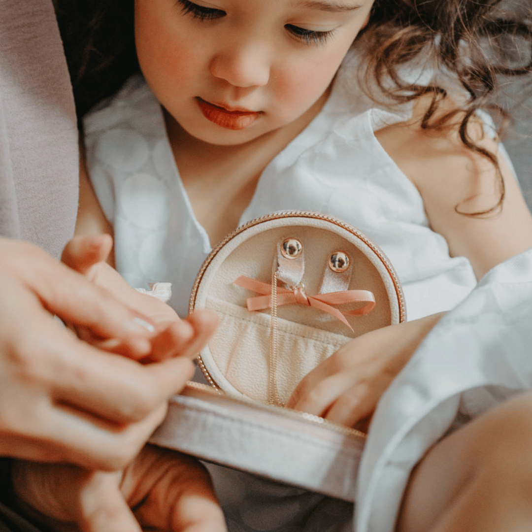 travel box klein rund, schmuck Etui rosa für Mädchen, Schmucketui rund mit weichen Velours, Taufgeschenk für Mädchen, Geschenk zur taufe 