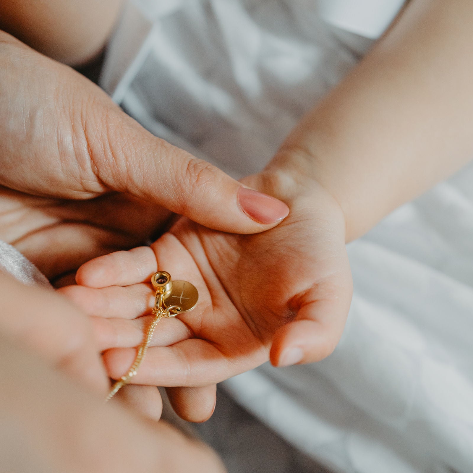 schmuck für mädchen, schmuck mit gravur mädchen, kette mit gravur zur taufe, taufschmuck gold mädchen, geschenke zur taufe personalisiert, geschenke kommunion, mädchen schmuck mit gravur, kette zur kommunion personalisiert mit gravur