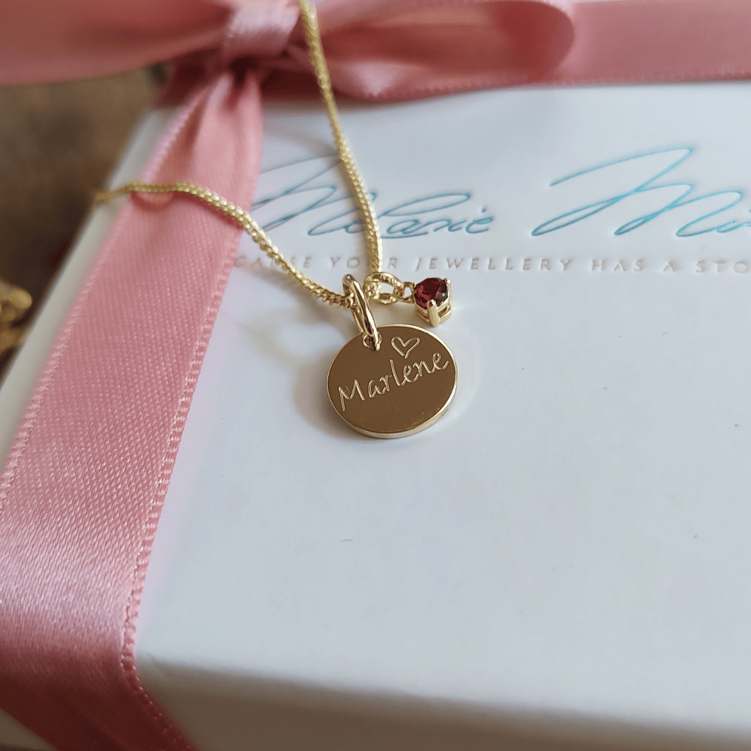 namenskette mädchen mit gravur, geburtsstein kette mädchen mit gravur anhänger, gold kette zur taufe und kommunion, geschenk von oma für das enkelkind