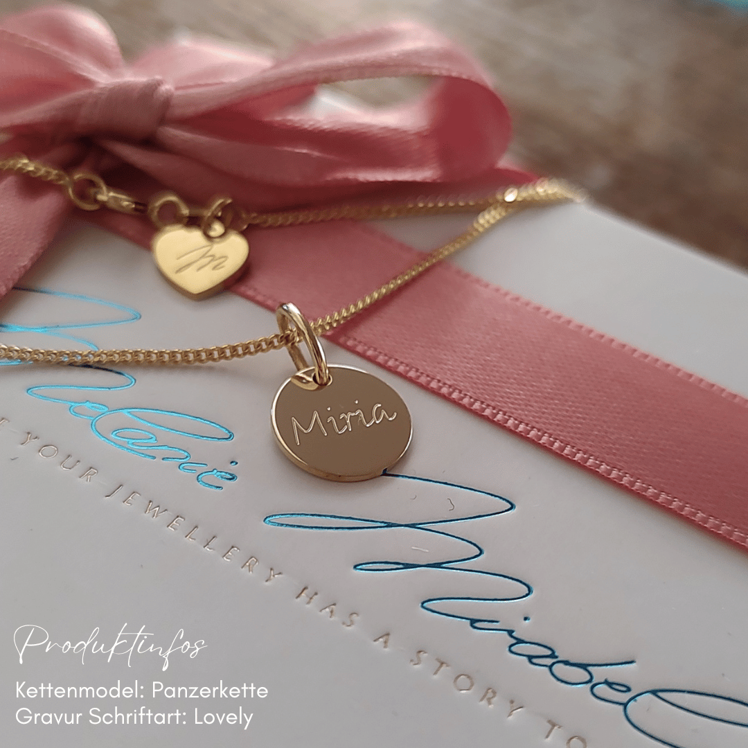 Taufkette Gold Mädchen mit Kreuz Anhänger individuell angefertigt in unserer Goldschmiede in Berlin, Taufgeschenk Mädchen personalisiert mit Name und Taufdatum, Kette zur Kommunion aus Echt Gold, Kommunionskette mit Gravur aus Gold