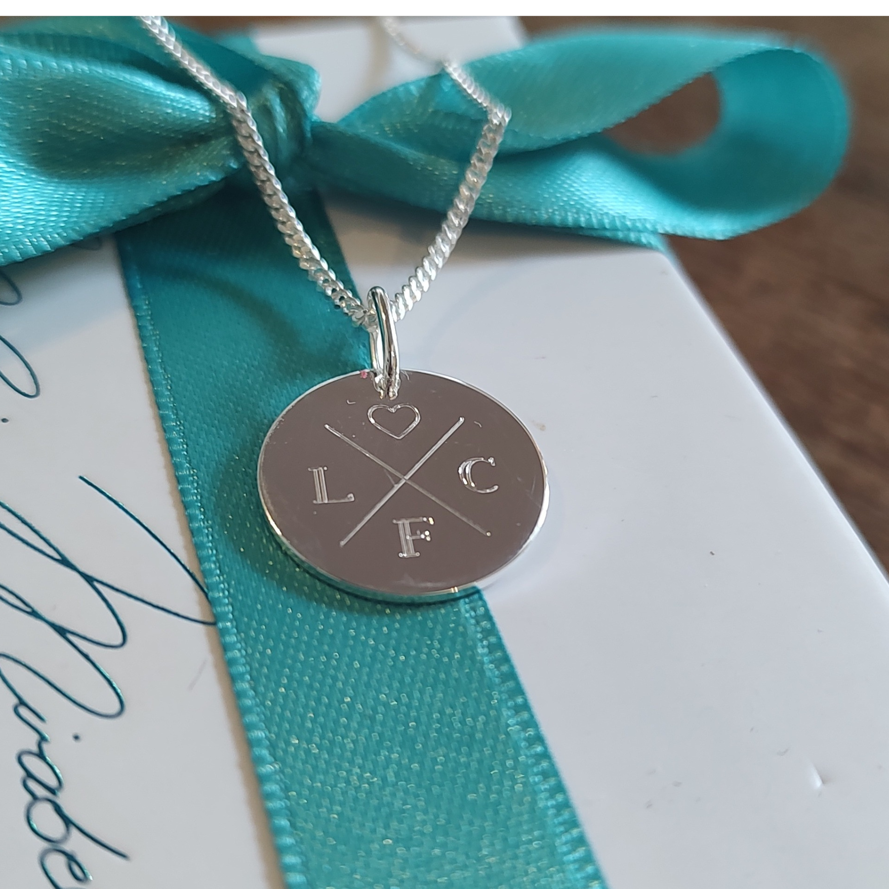 weissgold kette, halskette mit gravur anhänger in 585 weissgold, buchstaben kette 585 Weissgold, kette mit buchstabe in weissgold, goldschmiede berlin