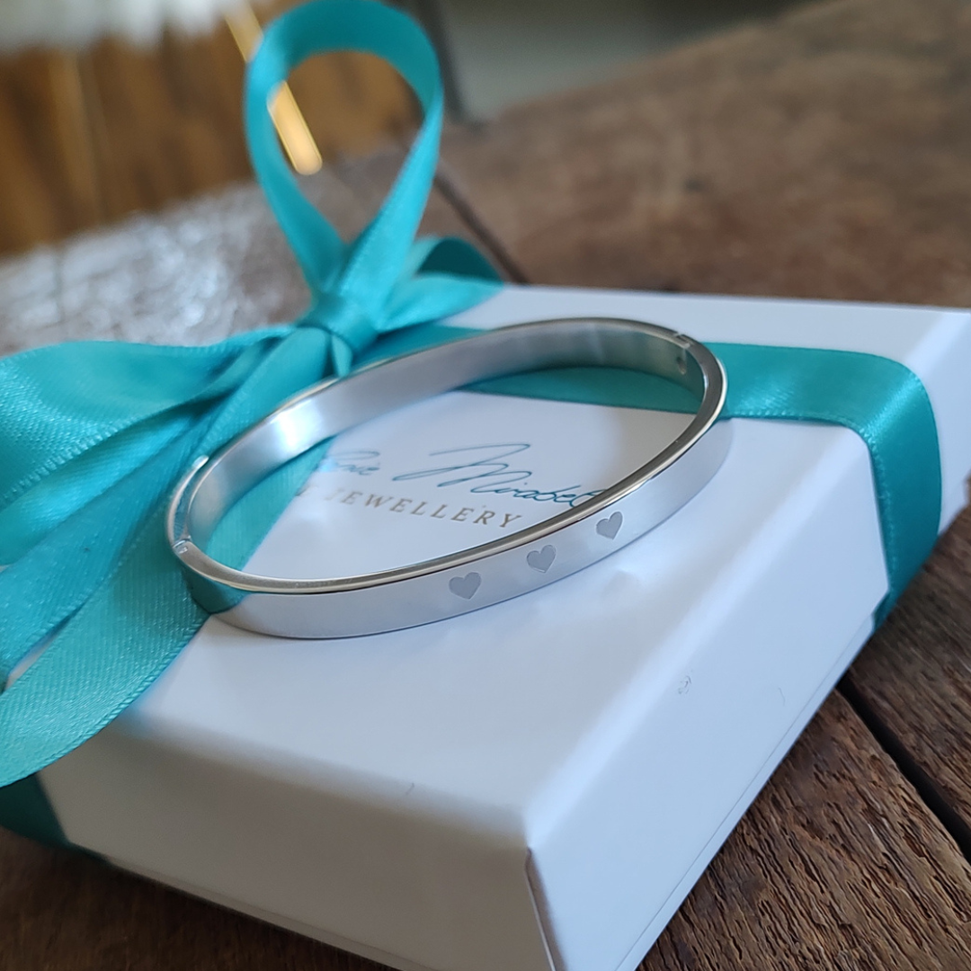 Minimalistischer Gold Armreif mit persönlicher Gravur für Frauen – individuelles Geschenk zum Geburtstag, Jahrestag oder als Zeichen der Freundschaft.