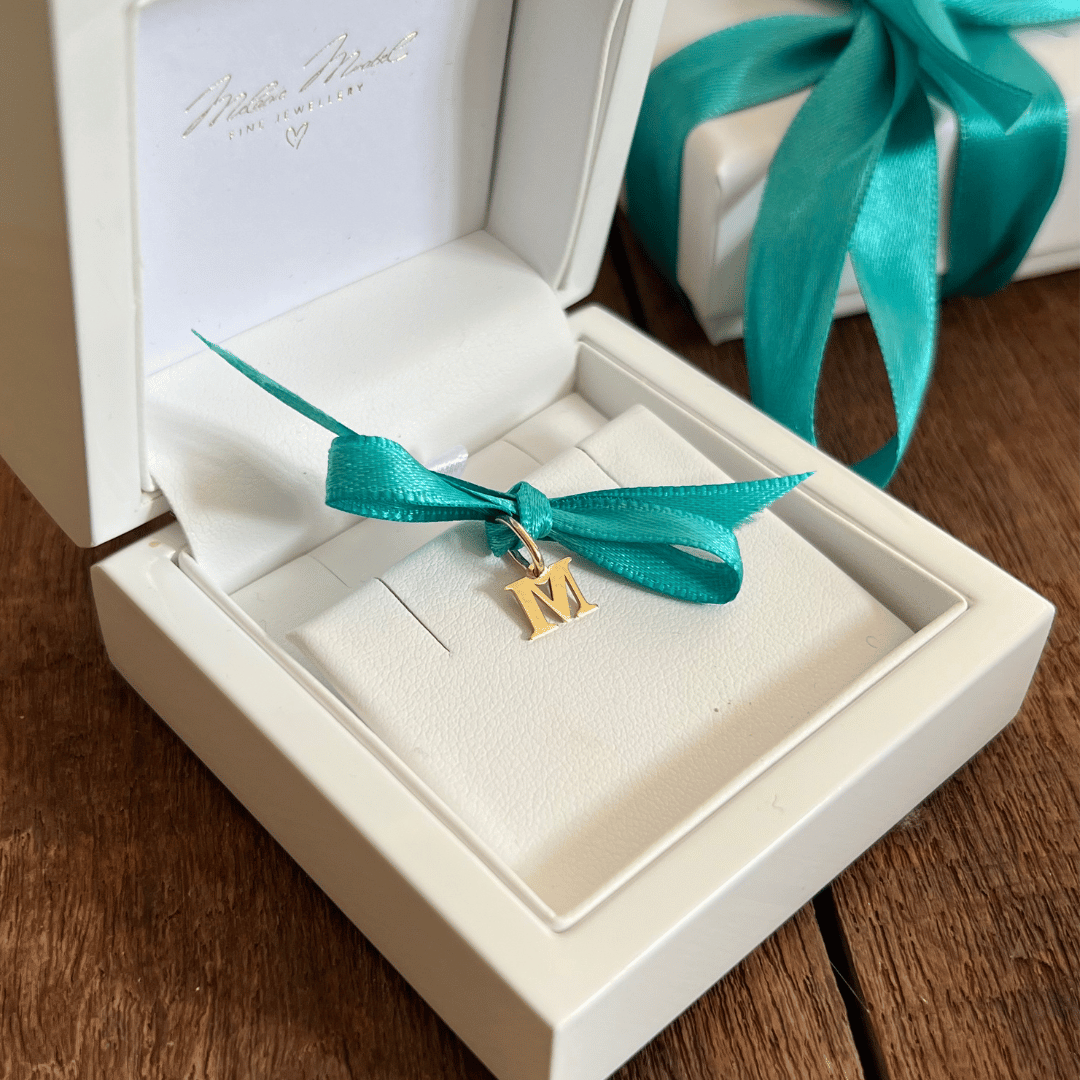 Filigraner Gold-Buchstaben-Anhänger aus Echtgold mit feiner Verarbeitung. Individueller Schmuck für Frauen, die zeitlose und persönliche Schmuckstücke lieben. Mit liebe in Berlin für Dich handgefertigt in 333, 585 oder 750 Gold 