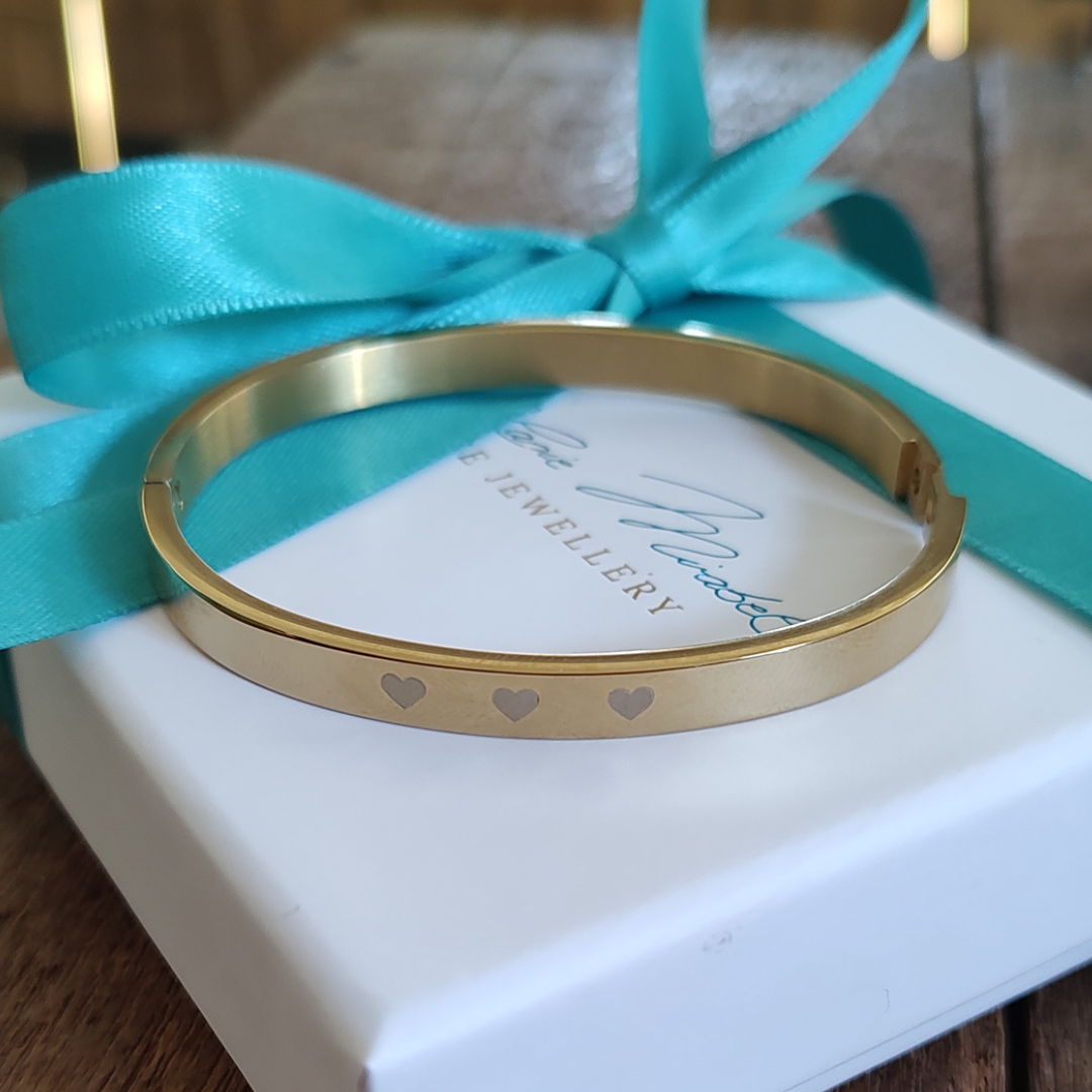 Personalisierter Armreif aus Gold mit Gravur als Geschenk zur Geburt eines Kindes – eleganter Damenarmreif mit Namen und Datum als bleibende Erinnerung.