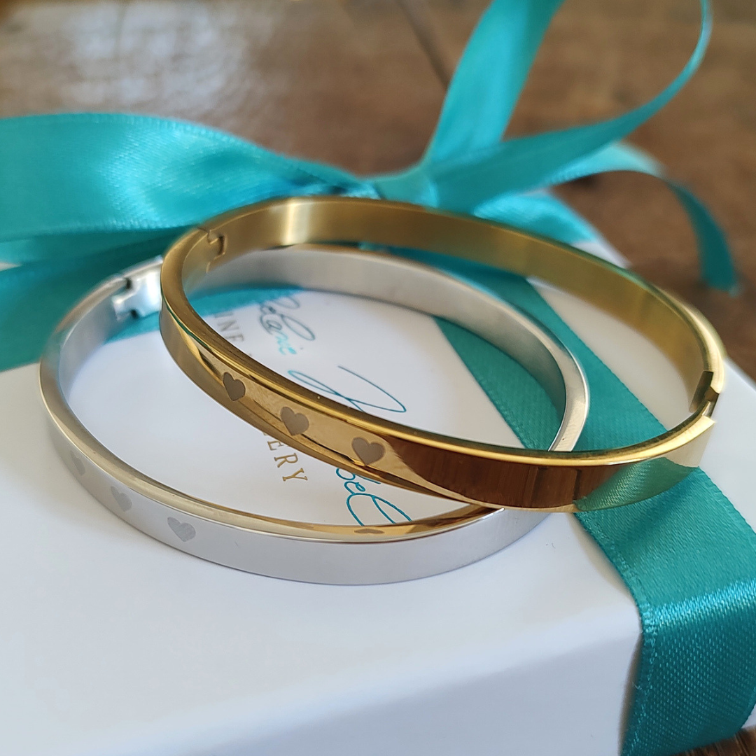 Gravierbarer Armreif aus Gold als Mutter-Tochter-Armband – personalisierter Schmuck mit Namen oder Initialen als Zeichen ewiger Verbundenheit. 