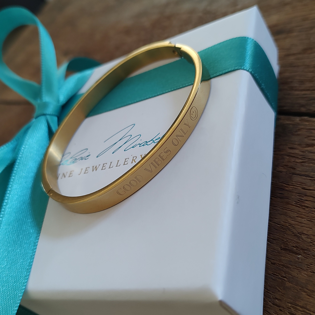 Gravierbarer Damen Armreif aus Gold als Erinnerungsschmuck mit Namen, Datum oder Koordinaten – persönliches Geschenk für besondere Momente.